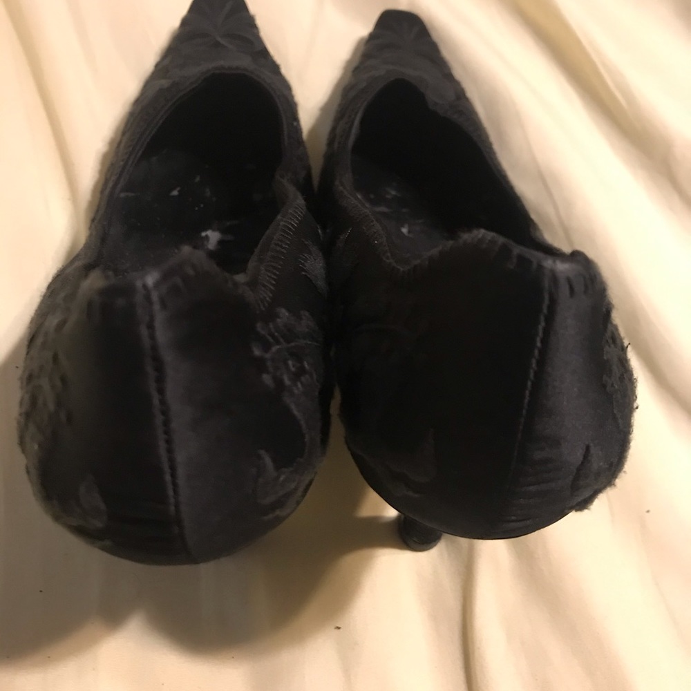 FIRM PRICE 10M NineWest black 4’ embroidered pumps - Picture 4 of 7